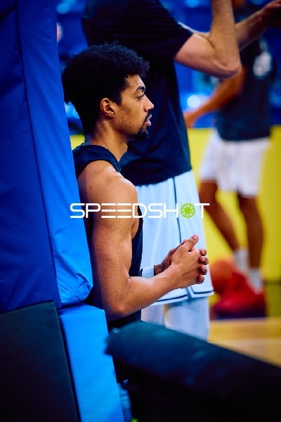 Ein Spieler der MLP Academics sitzt nachdenklich am Spielfeldrand.