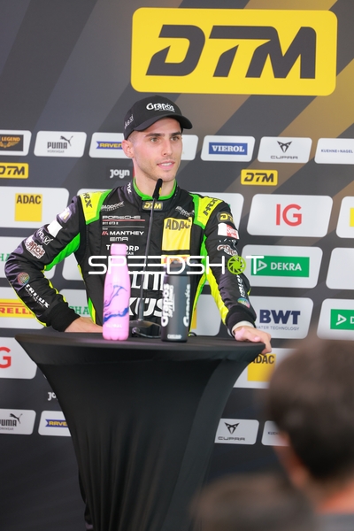 DTM Fahrer bei Pressekonferenz