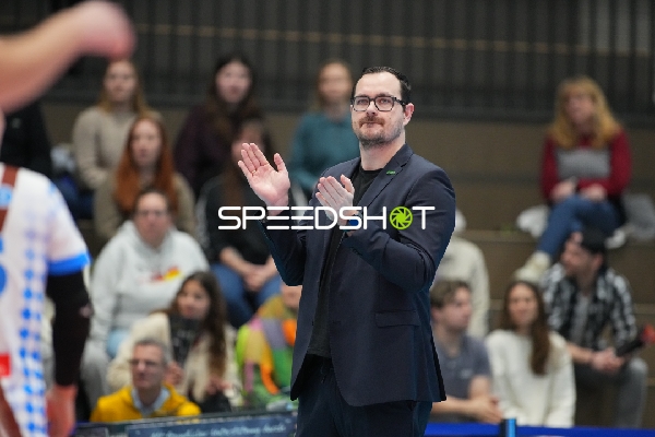 Coach klatscht und motiviert