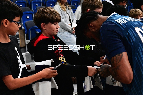 Spieler von DJ Horne (0; MLP) signiert Autogramme