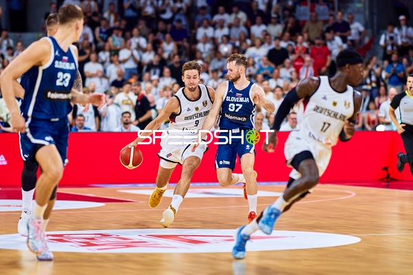 Zweikampf um den Ball