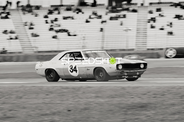 Klassisches Auto mit Nummer 34 auf der Rennstrecke