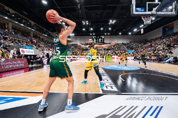 Jordan Roland (15; Gladiators Trier) mit Ball gegen 1; MHP Riesen Ludwigsburg