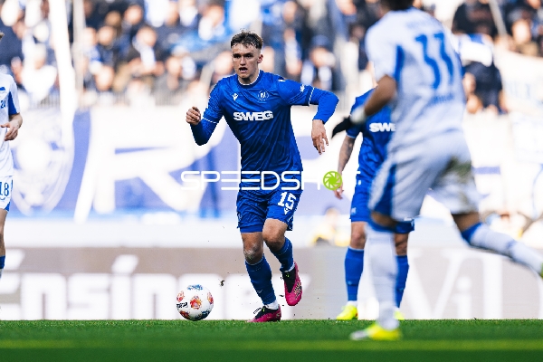 Ballkontrolle von Paul Scholl (15; Karlsruher SC)