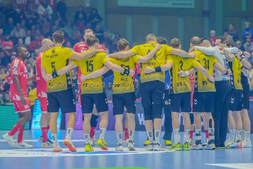 Sadou Ntanzi (91; MT Melsungen) und Team von TVB 1898 Stuttgart in Szene