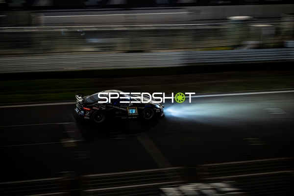 Fahrzeug auf der Rennstrecke