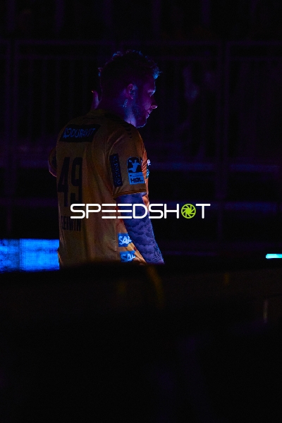 Ein Spieler der Rhein Neckar Löwen ist auf dem Spielfeld zu sehen.