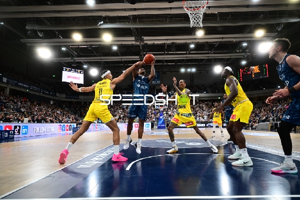 Spielaktion mit Samuell Williamson (10; MLP Academics Heidelberg) und Verteidigung