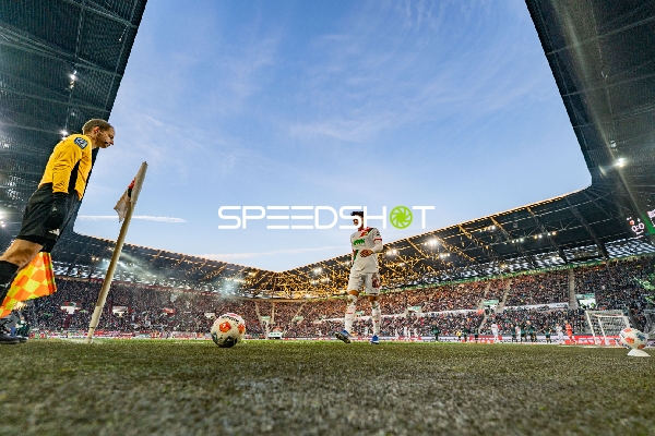 Spielszene mit Fabian Rieder (32; FC Augsburg)