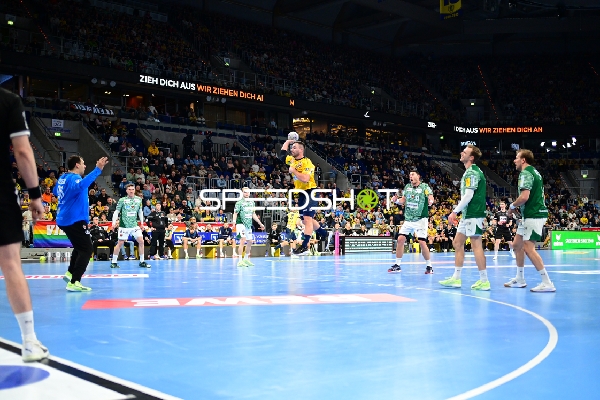 Jannik Kohlbacher (80; Rhein Neckar Löwen) mit Sprungwurf