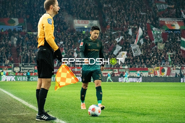 Spieler mit Ball am Fuß