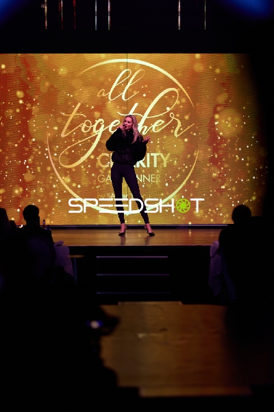 Franziska Czurratis (Jenice, Singer, Songwriter, Model) auf der Bühne