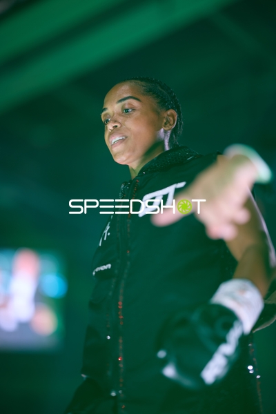 Boxerin in der Ringside Zone