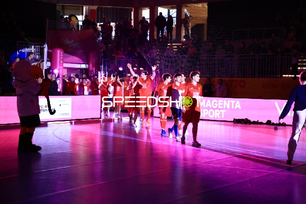 Spieler von Polen laufen ein