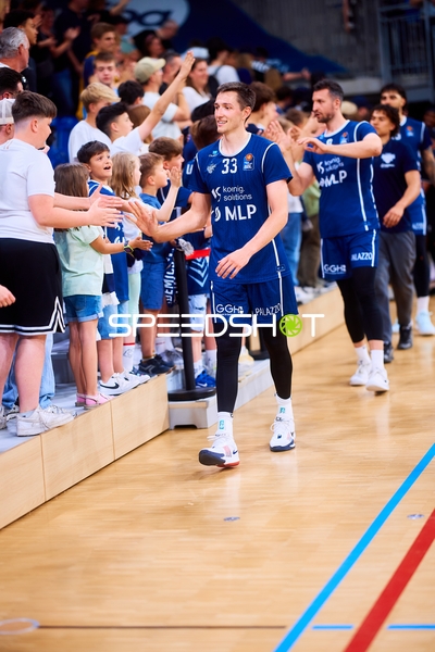 High Five Ryan Mikesell (33;MLP Academics Heidelberg), Paul Zipser (9;MLP Academics Heidelberg)