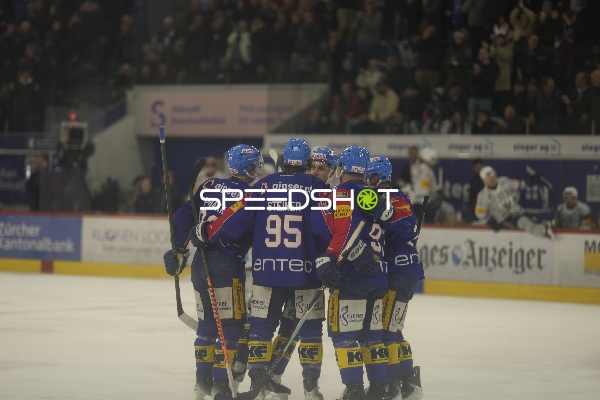 Nicholas Steiner (95; EHC Kloten) feiert mit Teamkollegen