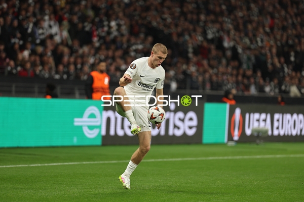 Kevin Trapp (1, Eintracht Frankfurt) balanciert Ball