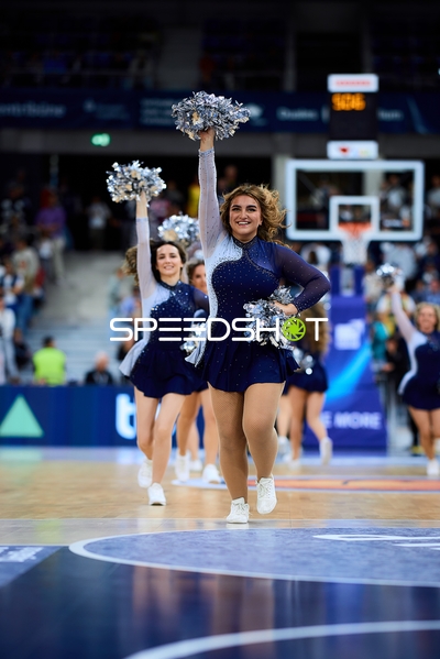 Cheerleader tanzen im SNP Dome