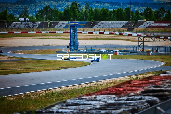 Drei Rennwagen auf Strecke