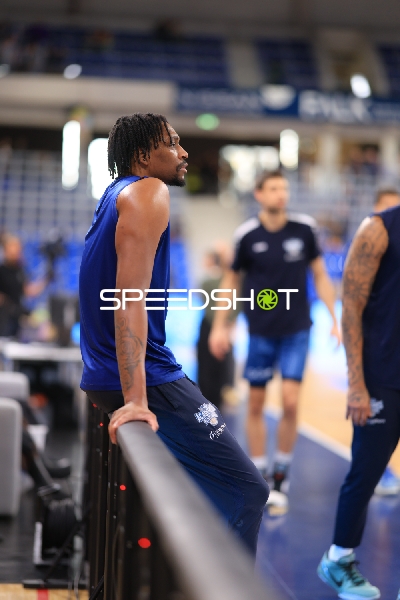 Szene mit Spieler von Team MLP Academics Heidelberg am Spielfeldrand