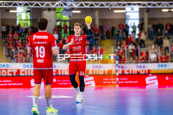 Maximilian Hejny (64, SG BBM Bietigheim) mit Ballvorbereitung