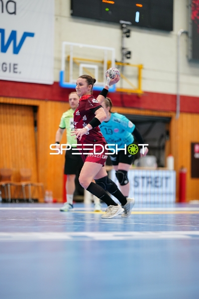 Szene mit Isabell Hurst (5; HSG Bensheim/Auerbach) und Luca Farago (19; Thüringer HC)