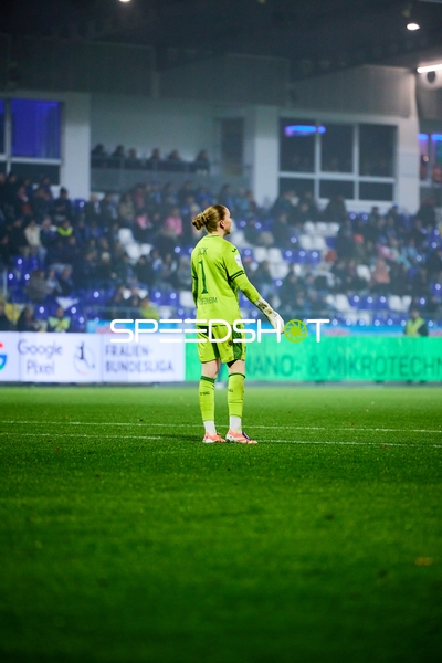Torwart Laura Dick (1; TSG Hoffenheim Frauen) in Position