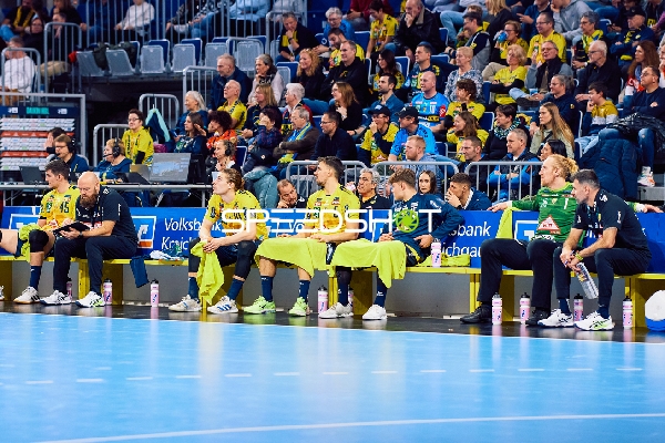 Spieler sitzen auf der Ersatzbank während des Spiels.