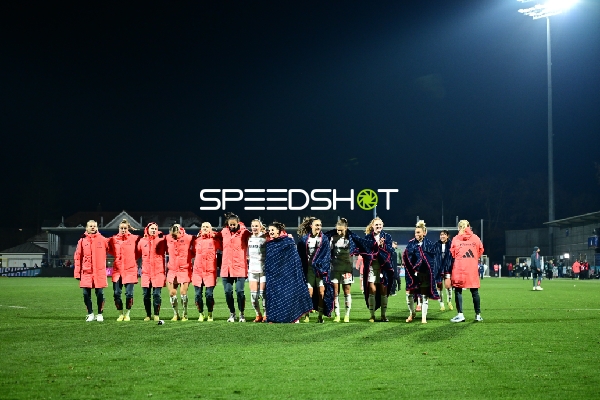 Spielerinnen vereint nach Spiel