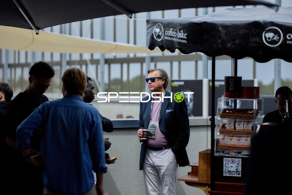 Ringside-Zone Face-Off