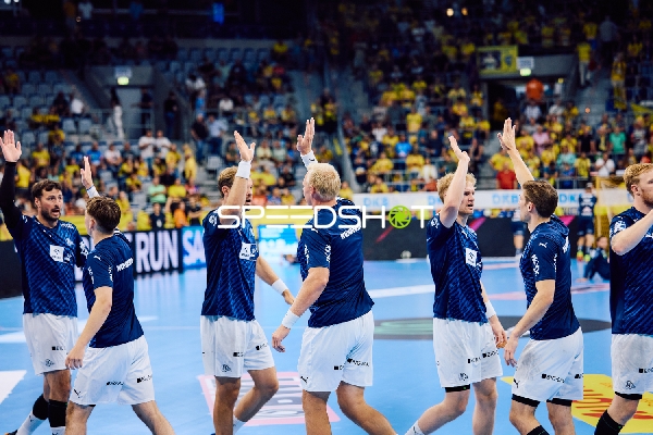 Spieler von THW Kiel feiern einen erfolgreichen Spielzug.