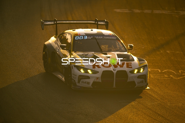 Rennfahrzeug auf der Rennstrecke