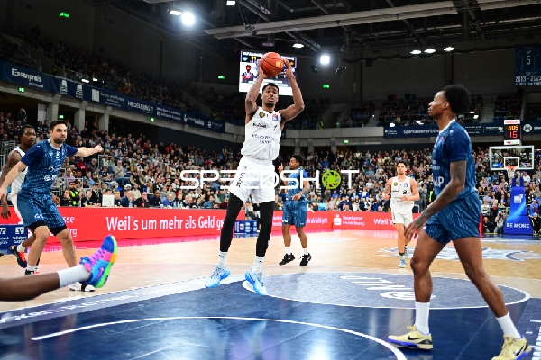 David NGuessan (1; Basketball Löwen Braunschweig) mit Wurf