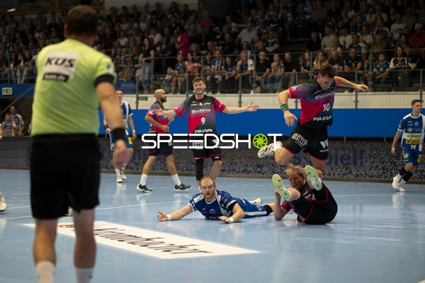 Niklas Theiß (9; HSG Wetzlar) und Peter Walz (14; ThSV Eisenach) in Aktion