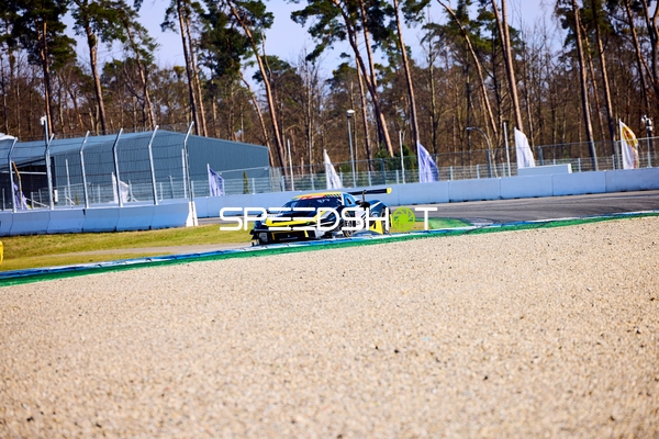 Rennwagen in Kurve auf Rennstrecke