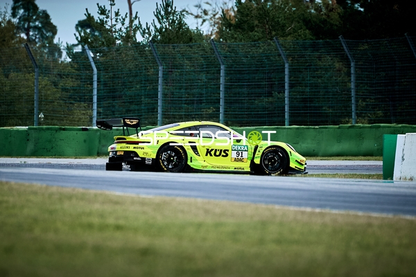 Rennfahrzeug auf der Rennstrecke