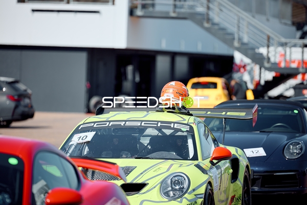 Porsche in der Wartungszone vor dem Rennstart