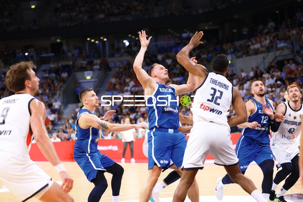 Zweikampf unter dem Korb