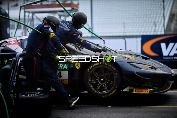 Rennfahrzeug in der Boxengasse