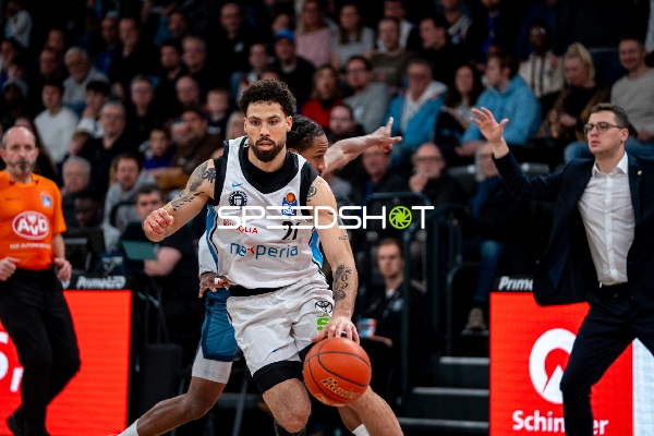 Spielaktion mit Devon Daniels (21; Veolia Towers Hamburg)