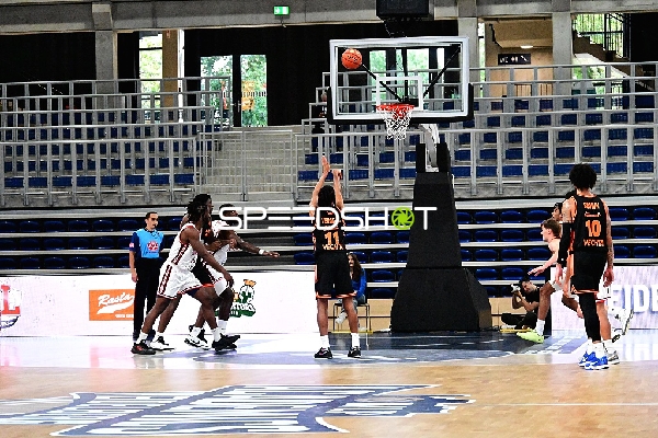 Alonzo Verge (11; Rasta Vechta) wirft Korb