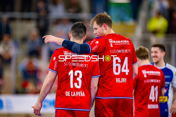 Maximilian Hejny (64, SG BBM Bietigheim) legt Arm um 13