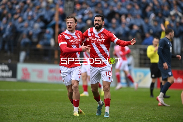 Spieler feiern gemeinsam