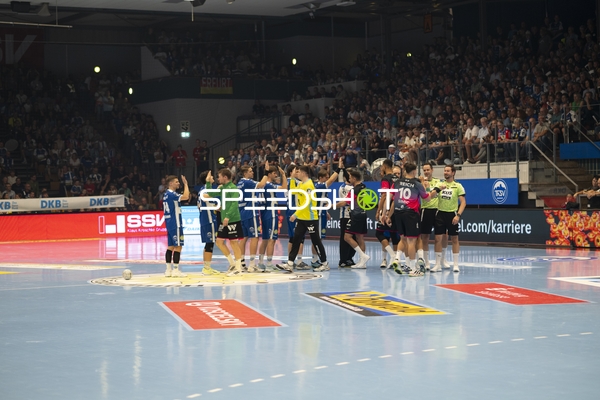 Spieler begrüßen sich in der Mitte