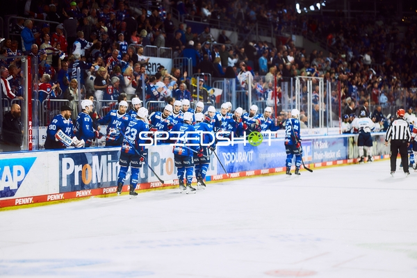 Spieler warten an der Bank