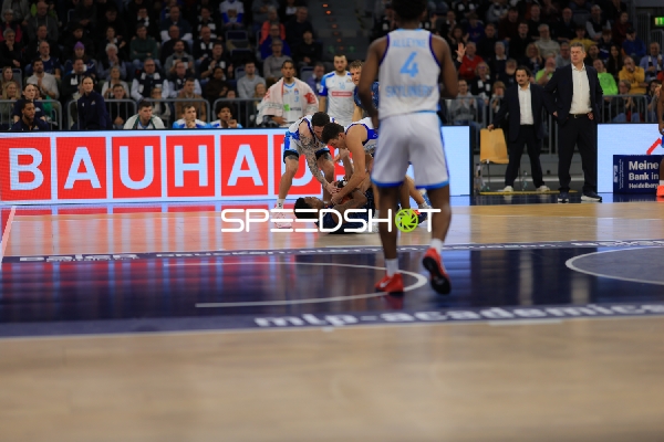 Spielaktion mit Niklas Würzner (2; MLP Academics Heidelberg) und Jaedon Le Dee (13; Frankfurt Skyliners)