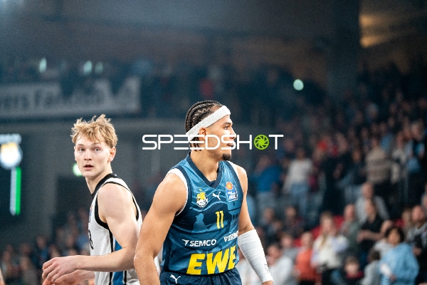 Szene mit Jared Grey (8; Veolia Towers Hamburg) und Nicholas Tischler (11; EWE Baskets Oldenburg)