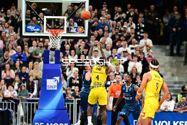 Spielaktion mit Josia Gentischer (4; MLP Academics Heidelberg) und Osun Osunniyi (12; MLP Academics Heidelberg)