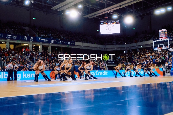 Cheerleader-Performance auf dem Spielfeld