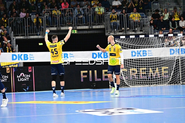 Halil Jaganjac und Lukas Sandell feiern vor dem Tor